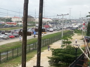 Sún kẹẹrẹ fa kẹẹrẹ ọkọ̀ - Heavy Lagos traffic. Courtesy: @theyorubablog